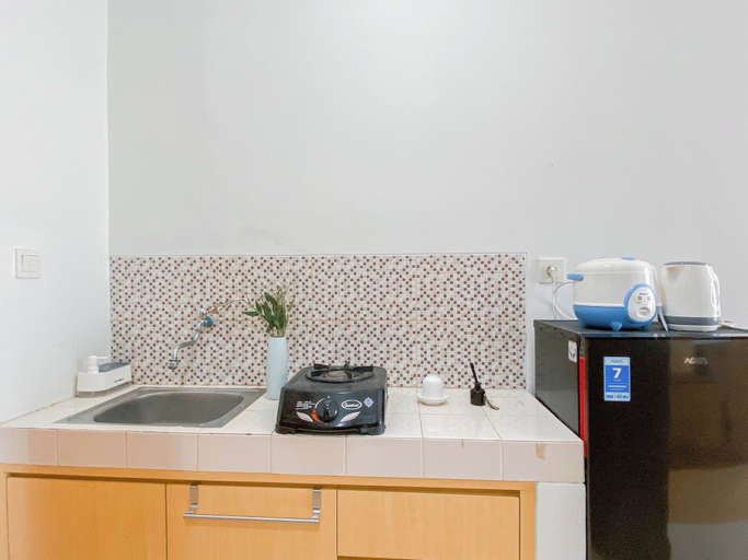 Private kitchen 3, Cozy Stay Studio Room At Dave Apartment, Depok