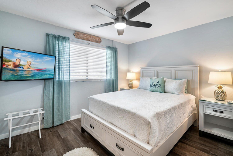 Room 3, Complete Remodel - Ocean & Mountain Views - Concierge - Walk to Magic Sands - Vrkcv, Hawaii