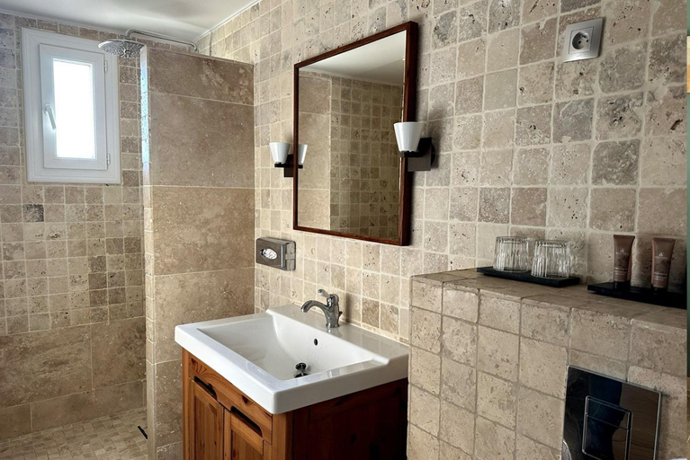 Bathroom 2, Hotel Pineto, Haute-Corse