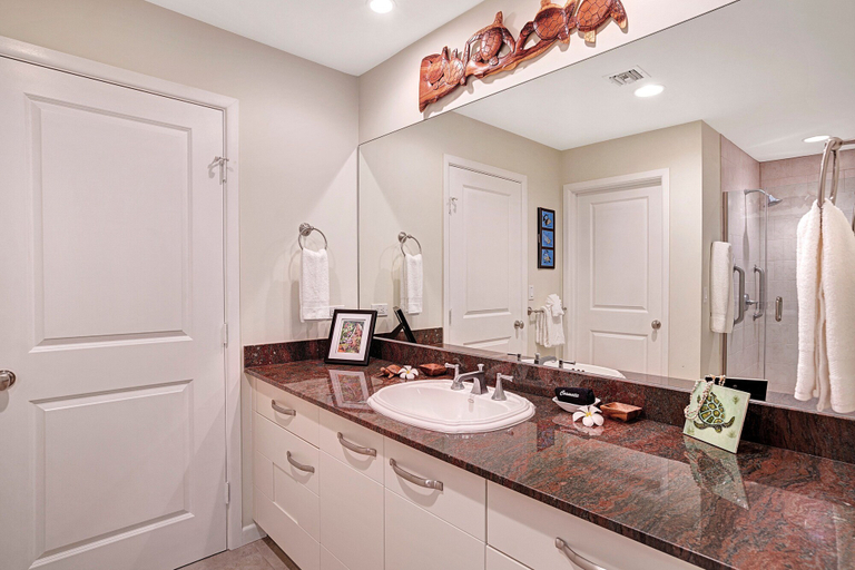 Bathroom 4, Ocean View - AC & Wifi - Walk to Beach & Shopping - Vrkcv, Hawaii