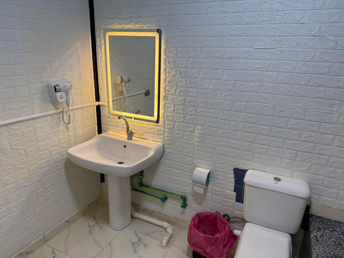 Bathroom 3, Jubinge Hotel, New Cairo City