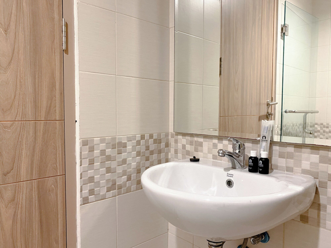 Bathroom 3, Good Choice And Cozy Studio At Tamansari Iswara Apartment, Bekasi
