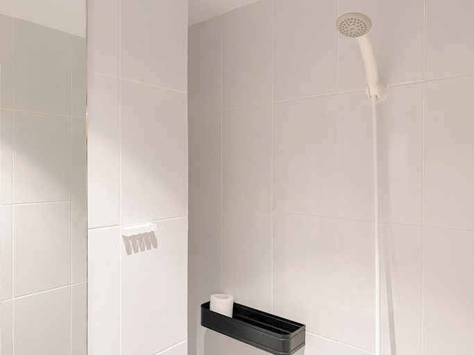 Bathroom 2, Neat And Warm Studio At Tokyo Riverside Pik 2 Apartment, Tangerang