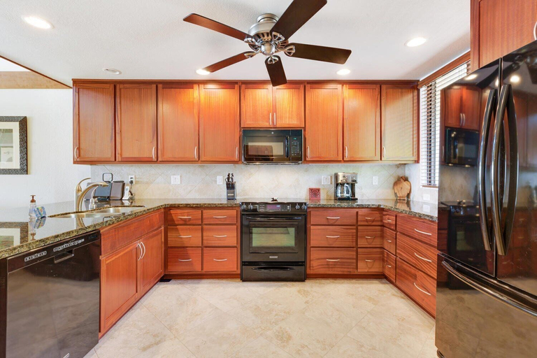 Private kitchen 5, Great Ocean and Golf Course Views - No Stairs- Vrkcv, Hawaii