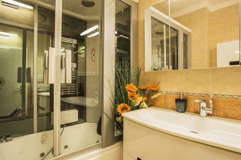 Bathroom 5, Europe Hotel, Stolichna