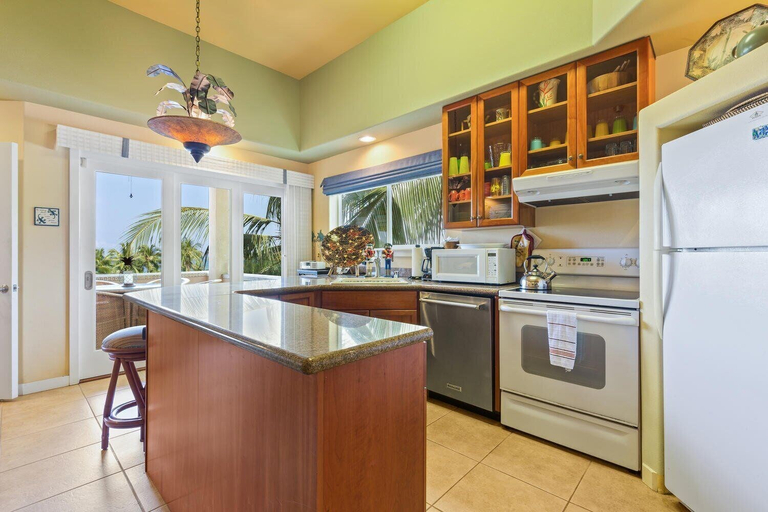 Private kitchen 4, Third Floor Penthouse - AC - Excellent Views Ocean - Walk To Beach - Vrkcv, Hawaii
