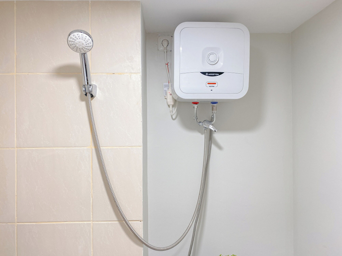 Bathroom 4, Best Deal Studio At Meikarta Apartment, Cikarang