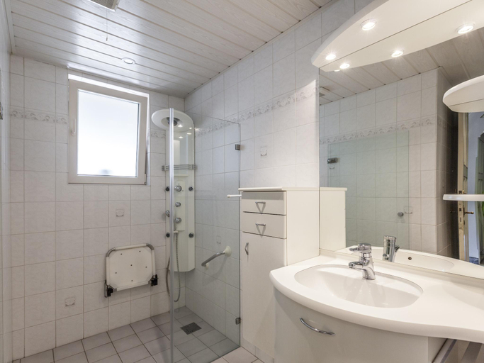 Others 2, Holiday home in the central location, Terneuzen