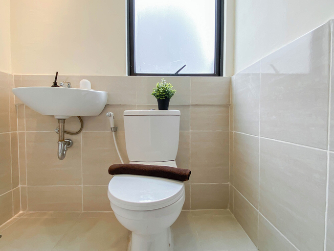 Bathroom 4, Warm And Cozy 1Br With Makeup Room At Meikarta Apartment, Cikarang