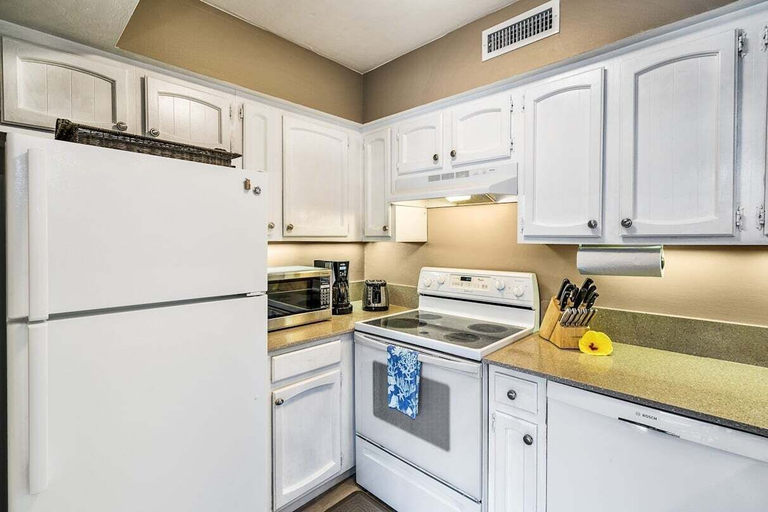 Private kitchen 2, Great Location - Modern Island Condo - Vrkcv, Hawaii
