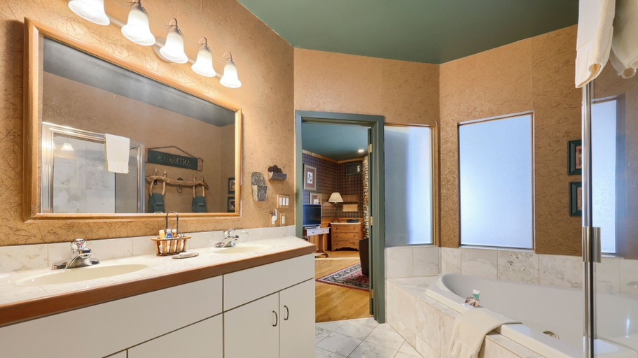 Bathroom 3, Twin Pine Manor Bed & Breakfast, Lancaster