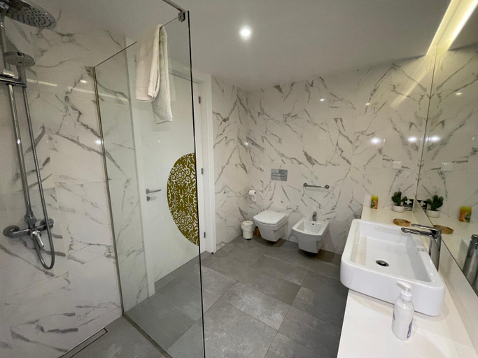 Bathroom 2, Hortas Residence 13, Funchal