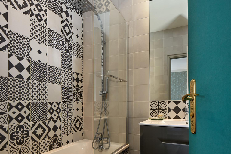 Bathroom 4, Le Vert Galant, Paris