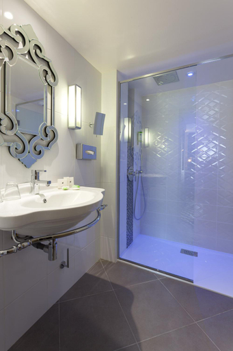 Bathroom 4, Hotel Philéas Lazare & Spa -Opéra, Paris