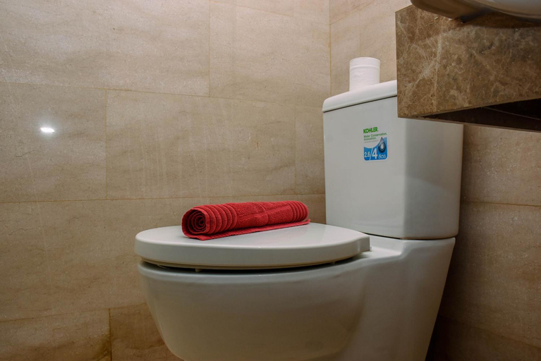 Bathroom 4, Fancy and Nice Studio at Menteng Park By Travelio, Central Jakarta