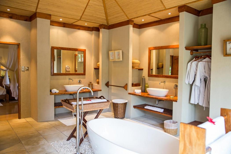 Bathroom 2, Denis Private Island Seychelles
