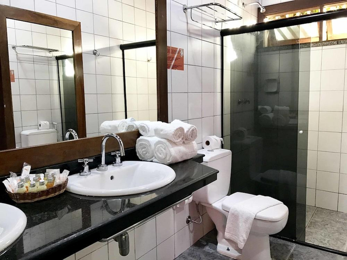 Bathroom 4, Hotel Portalo, Cairu