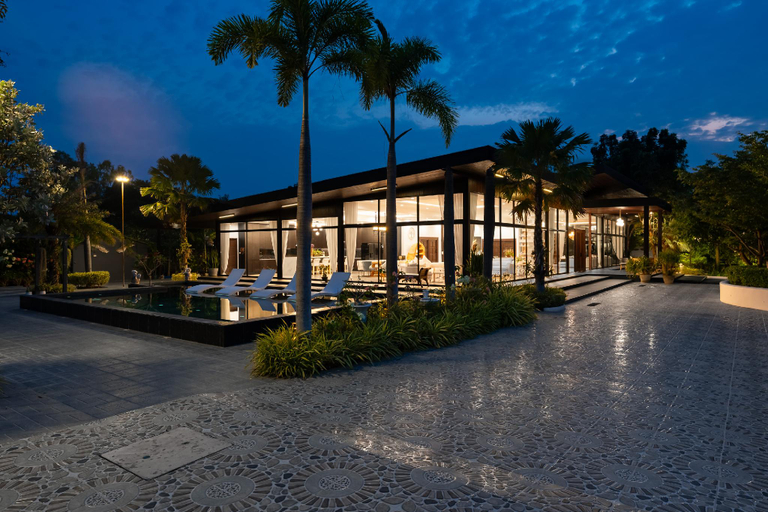 Exterior view 2, Huge Pool Villa with Private Lake 3+1BR/10 Persons, Pattaya