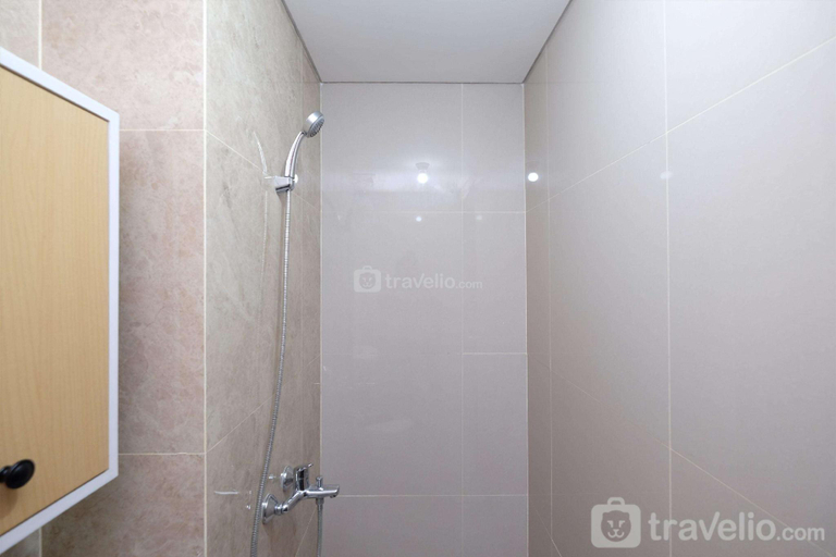 Bathroom, Relaxing Studio at Transpark Cibubur By Travelio, Depok
