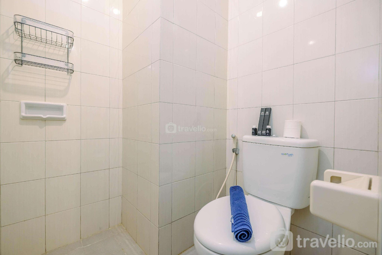 Bathroom 3, Spacious Studio Signature Park Grande By Travelio, East Jakarta