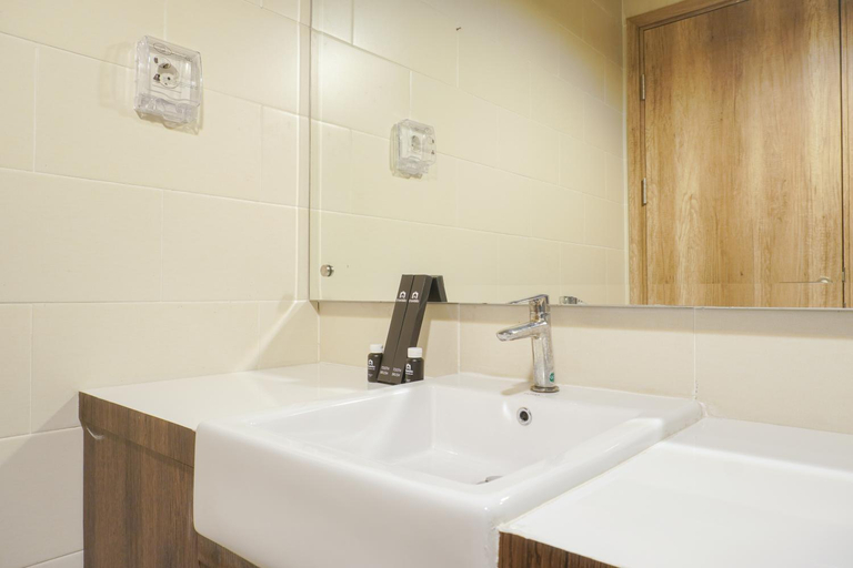 Bathroom 4, Luxury 1BR at Pejaten Park Residence By Travelio, Jakarta Selatan