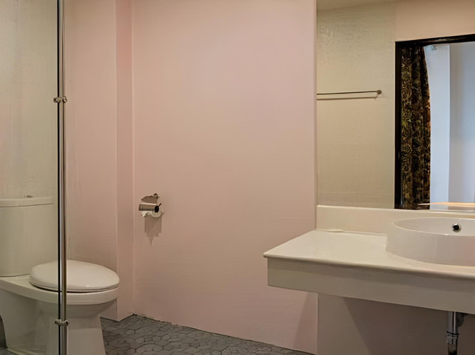Bathroom 4, Romeo Palace Hotel, Pattaya