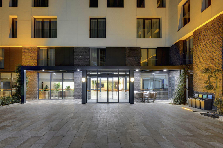 Exterior & Views