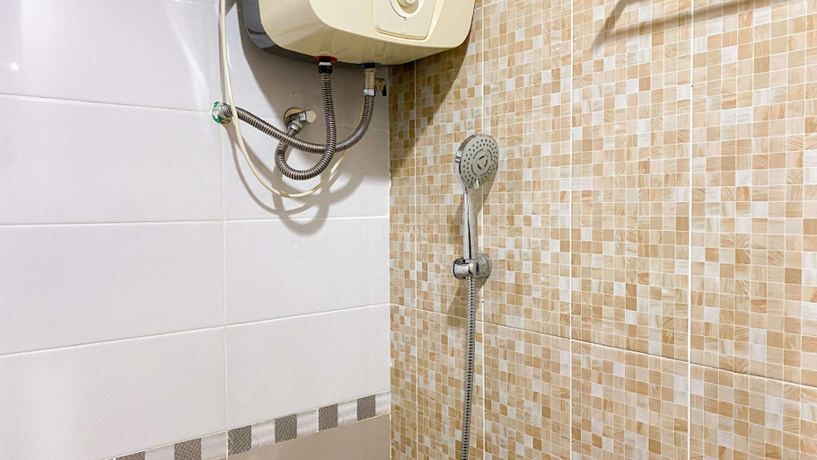 Bathroom 3, Comfort 2BR Royal Olive Residence By Travelio, Jakarta Selatan