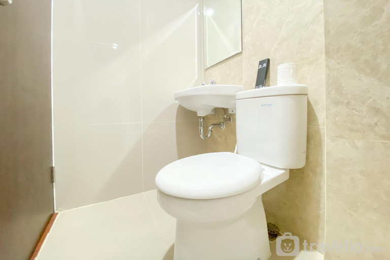 Bathroom, Good Deal Studio Transpark Cibubur By Travelio, Depok