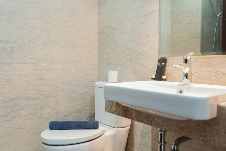 Bathroom, Comfy Studio Apartment at Menteng Park By Travelio, Jakarta Pusat