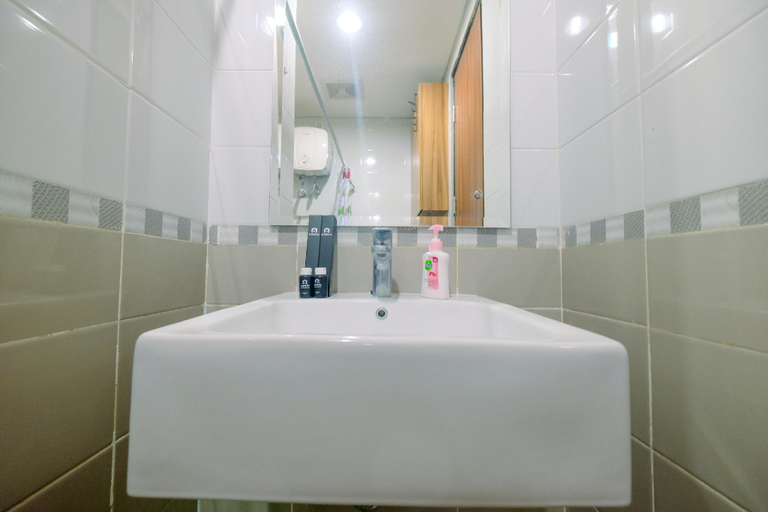 Bathroom, Modern and Cozy 2BR Royal Olive Apt By Travelio, South Jakarta