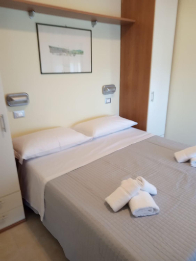 Bedroom 4, hotel Bonaria sul mare con parcheggio, Rimini