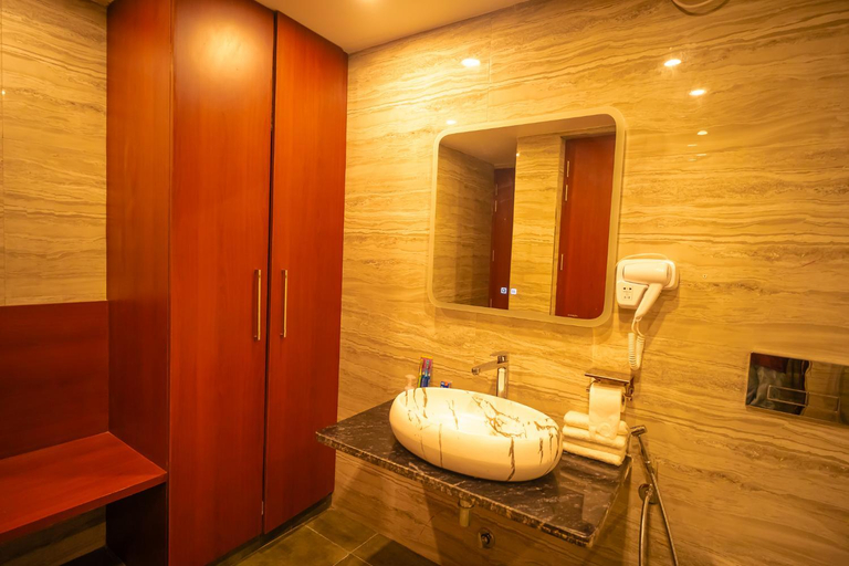 Bathroom 4, J60 Suites, Delhi