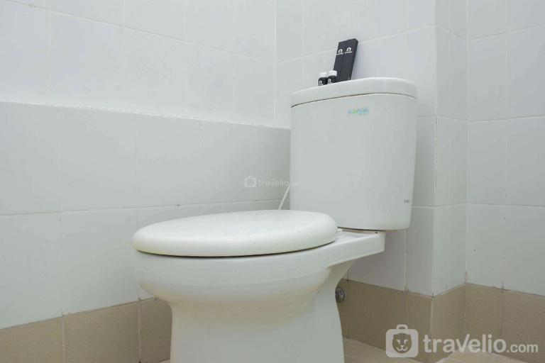 Bathroom 3, Elegant & Comfy Studio at Bassura City By Travelio, Jakarta Timur