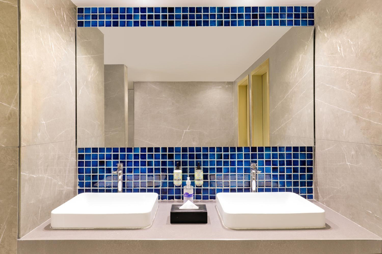 Bathroom 3, Lemon Tree Hotel Agra, Firozabad