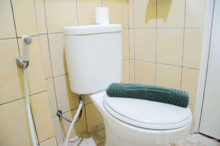 Bathroom 3, Stylish Studio Green Pramuka Apartment By Travelio, East Jakarta