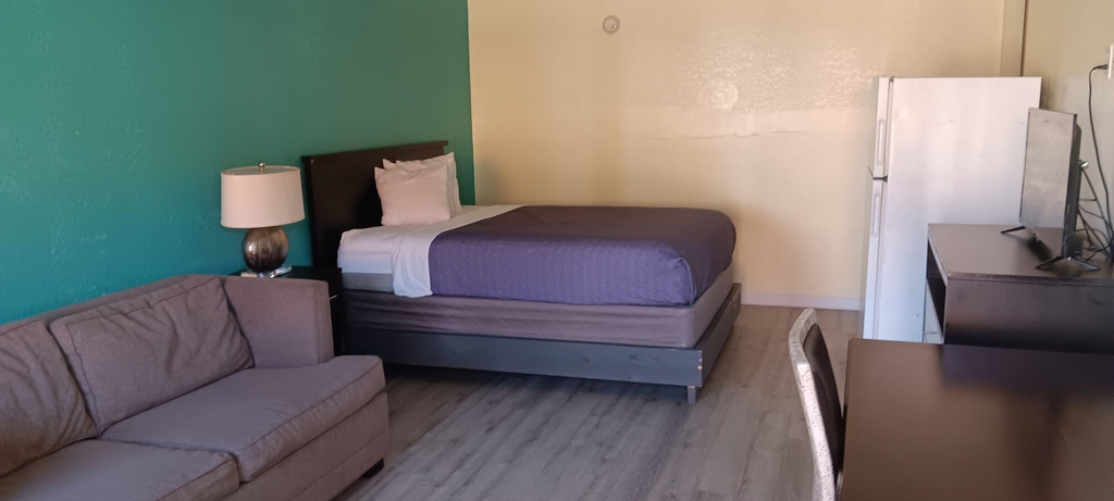 Room 5, Sunrise Inn & Suites, Orleans
