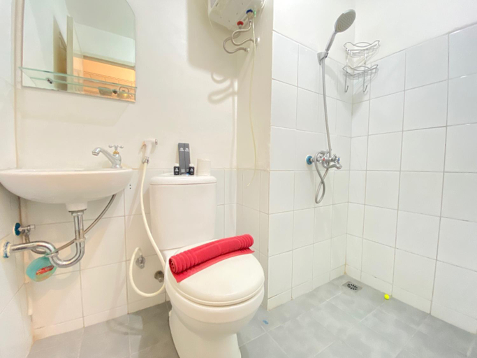 Bathroom 2, Cozy Studio Room at Grand Asia Afrika By Travelio, Bandung