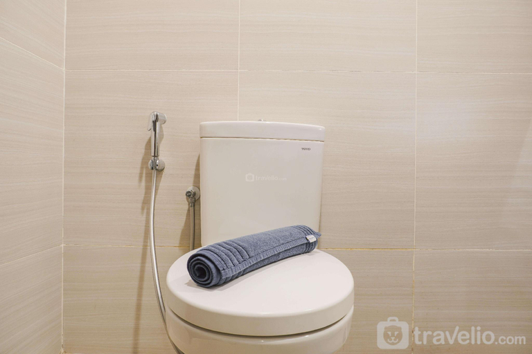 Bathroom 3, Luxurious 2BR at West Vista Apartment By Travelio, Jakarta Barat