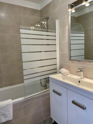 Bathroom 3, Hotel L'Escale, Gard