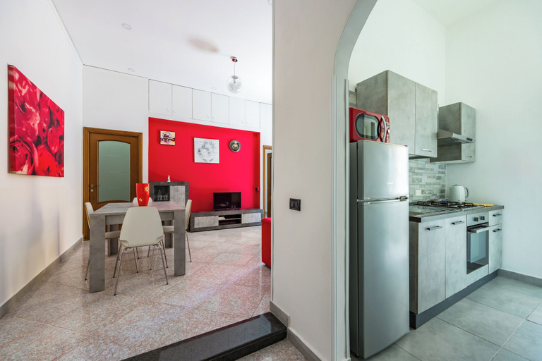 Living area 2, Red Comfort Flat Near Garibaldi Station, Napoli
