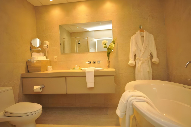 Bathroom 5, Hotel Le Navigateur, Rimouski-Neigette