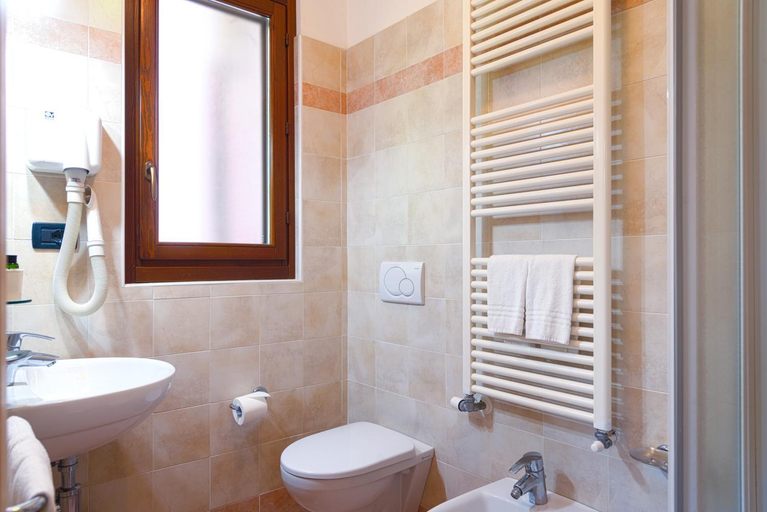 Bathroom 5, Villa Gaia, Livorno