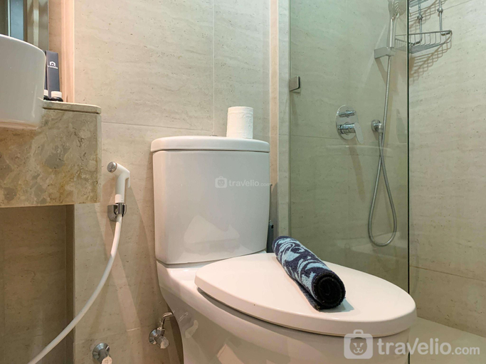 Bathroom 4, Minimalist HighFloor Studio Gold Coast By Travelio, North Jakarta