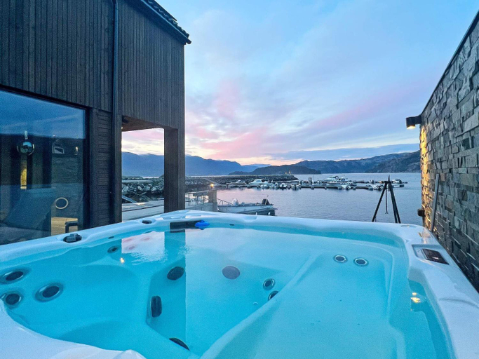 Sport & Beauty 2, person holiday home in Huglo-By Traum, Stord