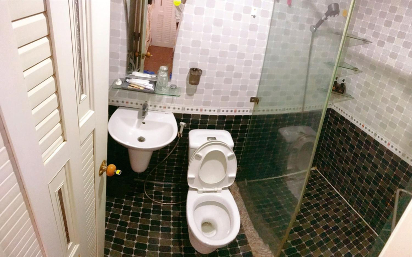 Bathroom 5, Lucky Hotel, Trà Vinh