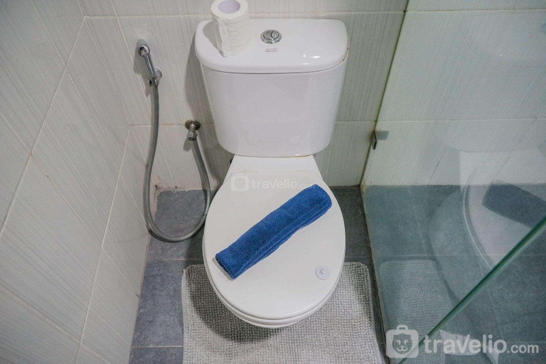 Bathroom, Modern Tamansari Semanggi 2BR Apartment - Travelio, Jakarta Selatan