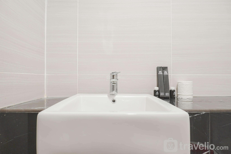 Bathroom 2, Gorgeous Studio West Vista Apartment By Travelio, West Jakarta