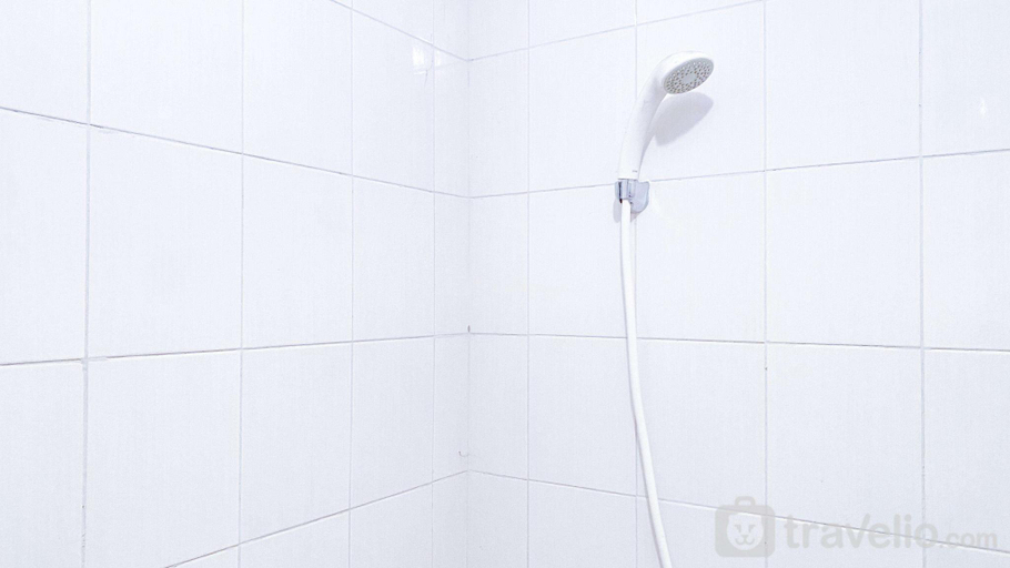 Bathroom 2, Great Homey 2BR Signature Park Grande By Travelio, Jakarta Timur