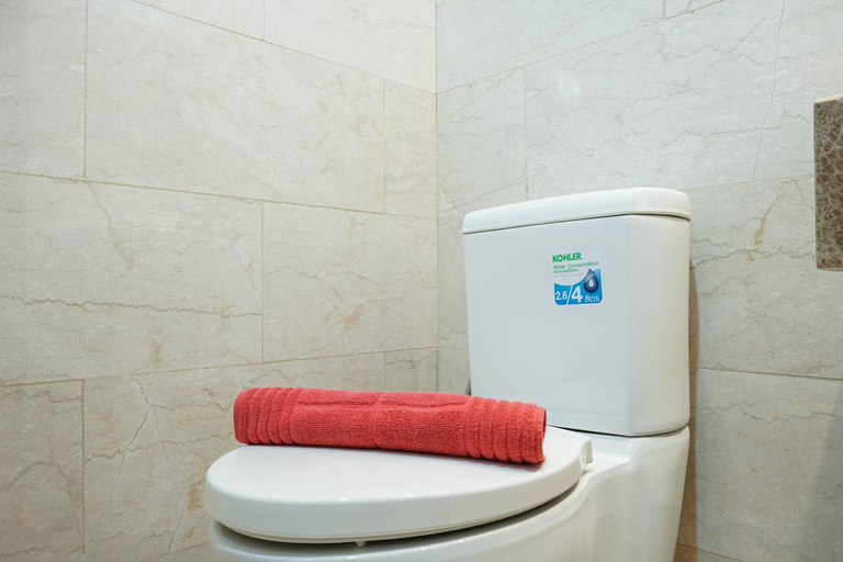 Bathroom 4, Tranquil Studio Apt at Menteng Park By Travelio, Central Jakarta